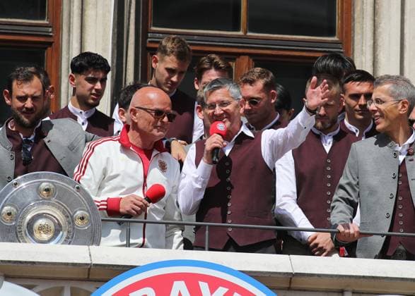 Football, men, Bundesliga, 2024 2025 season, FC Bayern Munich, championship celebration, Rathausbalkon, Marienplatz stadium announcer Stephan Lehmann left with Herbert Hainer, President FC Bayern Munich right in an interview on the balcony