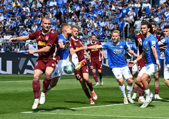 18 05 2025, xsltx, Soccer 2 Bundesliga, SV Darmstadt 98 Jahn Regensburg v l Eric Hottmann SSV Jahn Regensburg , Fabian Nürnberger SV Darmstadt 98 , Sebastian Ernst SSV Jahn Regensburg , Andreas Müller SV Darmstadt 98 , Fraser Hornby SV Darmstadt 98 DFL DFB REGULATIONS PROHIBIT ANY USE OF PHOTOGRAPHS as IMAGE SEQUENCES and or QUASI VIDEO