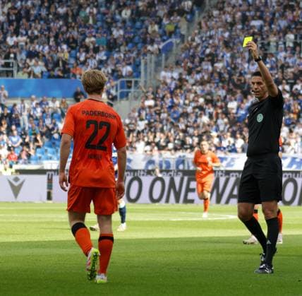 18 05 2025, xhettx, Soccer 2 Bundesliga, Karlsruher SC SC Paderborn 07 v l Mattes Hansen SC Padaborn 07, 22 gets yellow from Deniz Aytekin DFB DFL DFB REGULATIONS PROHIBIT ANY USE OF PHOTOGRAPHS as IMAGE SEQUENCES and or QUASI VIDEO