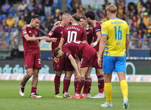 18 05 2025 Soccer Season 2024 2025 2 Soccer Bundesliga 34 Matchday Eintracht Braunschweig BTSV EBS 1 FC Nürnberg FCN Club Sportfoto Zink DaMa xdaxmax DFL regulations prohibit any use of photographs as image sequences and or quasi video only for editorial use Jubel Freude Torjubel nach Tor zum 0 4 Mahir Emreli 30, 1 FC Nürnberg FCN und Mannschaft Team jubelt freut sich Torschütze Mahir Emreli 30, 1 FC Nürnberg FCN