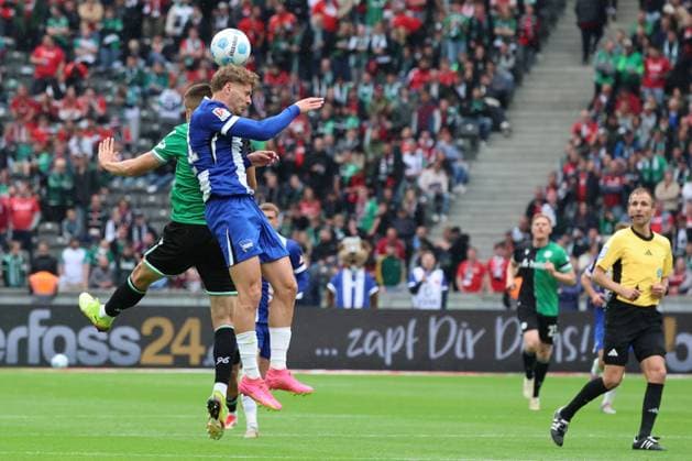 2 Soccer Bundesliga, Hertha BSC Hannover 96 header, header duel between Márton Dárdai Hertha BSC Berlin 31 and Nicolo Tresoldi Hannover 9 , during the match in the 2 Soccer Bundesliga, Hertha BSC Hannover 96 in Berlin, Olympiastadion, on 18 05 2025 DFB regulations prohibit any use of photographs as image sequences and or quasi video Copyright: xBEAUTIFULxSPORTS Frankex