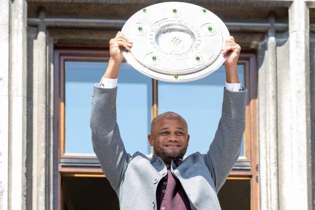 Head coach Vincent Kompany FC Bayern Muenchen with the championship trophy, Meisterfeier, Rathausbalkon, FC Bayern Muenchen und FC Bayern Frauen, Fussball, 18 05 2025 DFB regulations prohibit any use of photographs as image sequences and or quasi video Muenchen Bayern Germany Copyright: xkolbert-press UlrichxGamelx
