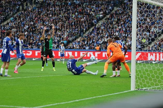 2 Soccer Bundesliga, Hertha BSC Hannover 96 Toni Leistner Hertha BSC Berlin 37 saves, secures a shot on goal in front of goalkeeper Dennis Smarsch Hertha 12 , during the match in the 2 Soccer Bundesliga, Hertha BSC Hannover 96 in Berlin, Olympiastadion, on 18 05 2025 DFB regulations prohibit any use of photographs as image sequences and or quasi video Copyright: xBEAUTIFULxSPORTS Frankex