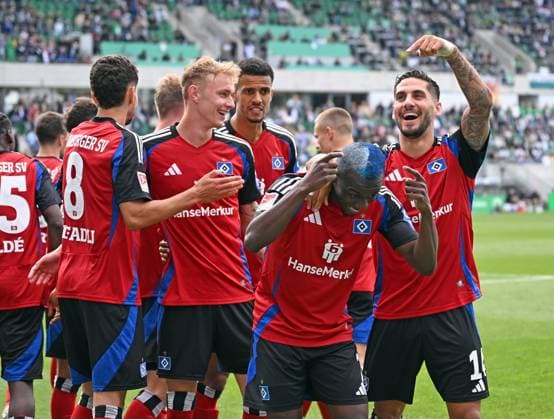 18 05 2025, xjhx, Fussball 2 Bundesliga, Spvgg Greuther Fuerth Hamburger SV v l Jean Luc Dompe Hamburger SV celebrate the goal, Der Torjubel zum 1 1 DFL DFB REGULATIONS PROHIBIT ANY USE OF PHOTOGRAPHS as IMAGE SEQUENCES and or QUASI VIDEO Fuerth