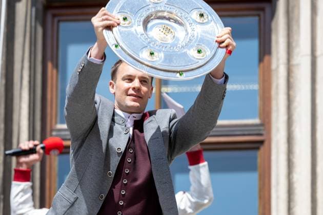 Manuel Neuer 1 FC Bayern Muenchen with the Meisterschale, Meisterfeier, Rathausbalkon, FC Bayern Muenchen und FC Bayern Frauen, Fussball, 18 05 2025 DFB regulations prohibit any use of photographs as image sequences and or quasi video Muenchen Bayern Deutschland Copyright: xkolbert-press UlrichxGamelx