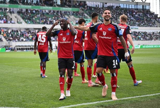18 05 2025, xjhx, Fussball 2 Bundesliga, Spvgg Greuther Fuerth Hamburger SV v l Jean Luc Dompe Hamburger SV celebrate the goal, Der Torjubel zum 1 1 DFL DFB REGULATIONS PROHIBIT ANY USE OF PHOTOGRAPHS as IMAGE SEQUENCES and or QUASI VIDEO Fuerth