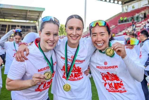 GER, Mainz, FSV Mainz 05 vs 1 FC Saarbrücken, Regionalliga, Fußball, DFB, Spielzeit 2024 2025, Bruchwegstadion, 21 Spieltag, im Bild Die Frauen von FSV Mainz 05 feiern die Meisterschaft der Regionalliga DFB DFL REGULATIONS PROHIBIT ANY USE OF PHOTOGRAPHS AS IMAGE SEQUENCES AND OR QUASI VIDEO, 17 05 2025, Copyright: HMBxMedia HendrikxHamelau