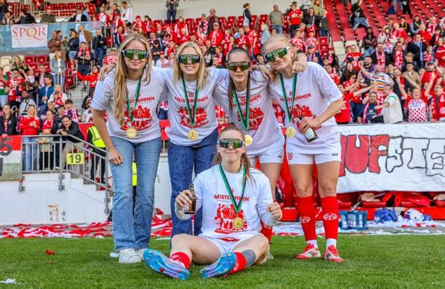 GER, Mainz, FSV Mainz 05 vs 1 FC Saarbrücken, Regionalliga, Fußball, DFB, Spielzeit 2024 2025, Bruchwegstadion, 21 Spieltag, im Bild Die Frauen von FSV Mainz 05 feiern die Meisterschaft der Regionalliga DFB DFL REGULATIONS PROHIBIT ANY USE OF PHOTOGRAPHS AS IMAGE SEQUENCES AND OR QUASI VIDEO, 17 05 2025, Copyright: HMBxMedia HendrikxHamelau