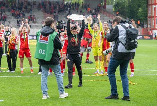 Soccer, Women, 2 Bundesliga, 1 FC Union Berlin FSV Gütersloh 2009, subsequent award ceremony for the Union women as champions of the 2 Bundesliga, coach Ailien Poese 1 Women 1 FC Union with the championship trophy Copyright: xMatthiasxKochx