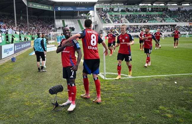 18 05 2025, xjhx, Fussball 2 Bundesliga, Spvgg Greuther Fuerth Hamburger SV v l Jean Luc Dompe Hamburger SV celebrate the goal, Der Torjubel zum 1 1 DFL DFB REGULATIONS PROHIBIT ANY USE OF PHOTOGRAPHS as IMAGE SEQUENCES and or QUASI VIDEO Fuerth