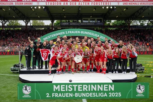 Soccer, Women, Season 2024 2025, 2 Womens Bundesliga 26 Matchday , 1 FC Union Berlin FSV Gütersloh, subsequent honoring of the Union women as champions of the 2 Bundesliga, in the picture Dina Orschmann 1 FC Union with the championship trophy, Lisa Heiseler 1 FC Union with the goal scorers crown, 18 05 2025, Copyright: xMatthiasxKochx