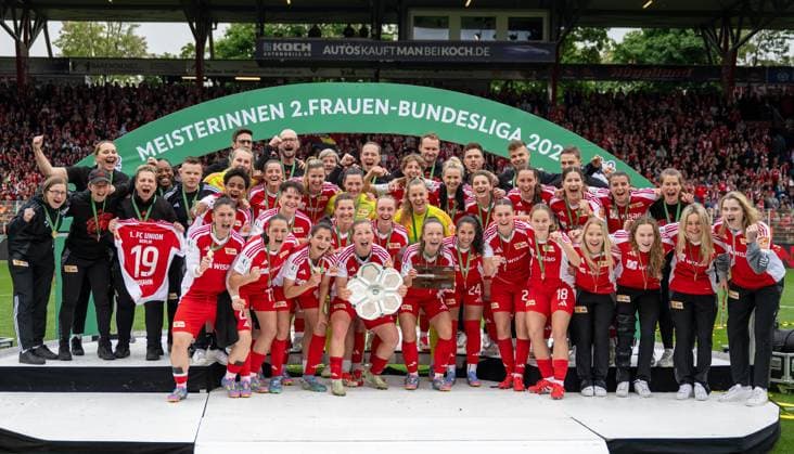 Soccer, Women, Season 2024 2025, 2 Womens Bundesliga 26 Matchday , 1 FC Union Berlin FSV Gütersloh, subsequent honoring of the Union women as champions of the 2 Bundesliga, in the picture Dina Orschmann 1 FC Union with the championship trophy, Lisa Heiseler 1 FC Union with the goal scorers crown, 18 05 2025, Copyright: xMatthiasxKochx