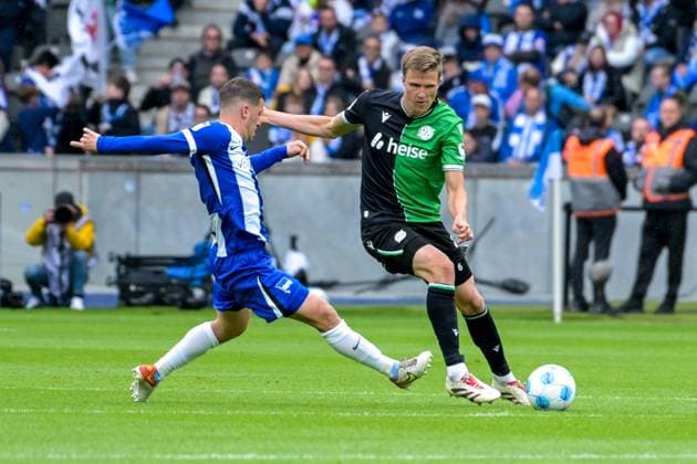Soccer 2 Bundesliga, Hertha BSC Berlin Hannover 96 18 05 2025, xdanx, Soccer 2 Bundesliga, Hertha BSC Berlin Hannover 96 emspor, v l Diego Demme Hertha BSC ,Fabian Kunze Hannover 96 , Zweikampf, Duell, Kampf, tackle DFL DFB REGULATIONS PROHIBIT ANY USE OF PHOTOGRAPHS as IMAGE SEQUENCES and or QUASI VIDEO Daniel Lakomski Mix1 Berlin Olympiastadion Berlin Germany DEU Copyright: xDanielxLakomskix