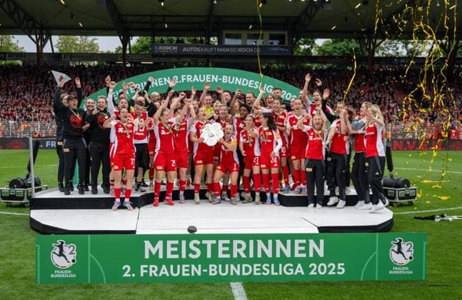 Soccer, Women, Season 2024 2025, 2 Womens Bundesliga 26 Matchday , 1 FC Union Berlin FSV Gütersloh, subsequent award ceremony for the Union women as champions of the 2 Bundesliga, in the picture Lisa Heiseler 1 FC Union raises the championship trophy in the air, 18 05 2025, Copyright: xMatthiasxKochx