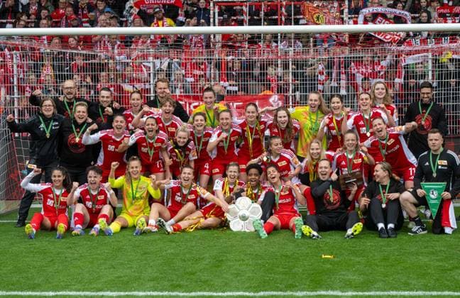 Soccer, Women, Season 2024 2025, 2 Womens Bundesliga 26 Matchday , 1 FC Union Berlin FSV Gütersloh, subsequent honoring of the Union women as champions of the 2 Bundesliga, in the picture the team with the championship trophy in front of the forest side, 18 05 2025, Copyright: xMatthiasxKochx