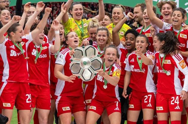 Soccer, Women, Season 2024 2025, 2 Womens Bundesliga 26 Matchday , 1 FC Union Berlin FSV Gütersloh, subsequent award ceremony for the Union women as champions of the 2 Bundesliga, in the picture Lisa Heiseler 1 FC Union raises the championship trophy in the air, 18 05 2025, Copyright: xMatthiasxKochx
