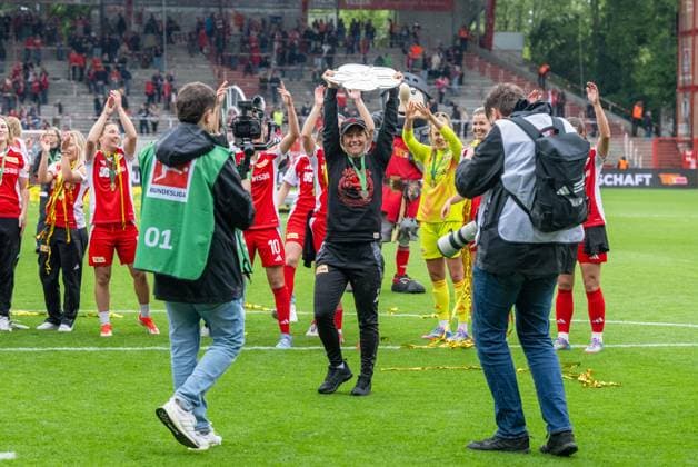 Soccer, Women, Season 2024 2025, 2 Womens Bundesliga 26 Matchday , 1 FC Union Berlin FSV Gütersloh, subsequent award ceremony of the Union women as champions of the 2 Bundesliga, in the picture coach Ailien Poese 1 FC Union with championship trophy, 18 05 2025, Copyright: xMatthiasxKochx