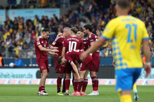 Braunschweig vs Nuremberg, 2 BL Braunschweig, 18 05 2025, FOOTBALL Eintracht Braunschweig vs 1 FC Nuremberg, 2 BL, 2024 season 25 Mahir Emreli 1 FC Nuremberg celebrates with teammates after his goal for 0 4 Braunschweig