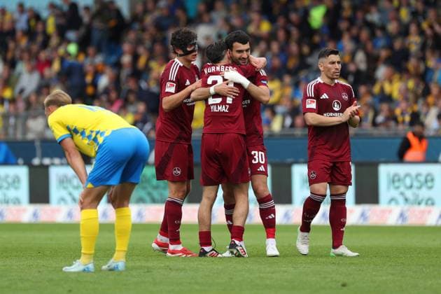 Braunschweig vs Nuremberg, 2 BL Braunschweig, 18 05 2025, FOOTBALL Eintracht Braunschweig vs 1 FC Nuremberg, 2 BL, 2024 season 25 Mahir Emreli 1 FC Nuremberg celebrates with teammates after his goal for 0 4 Braunschweig
