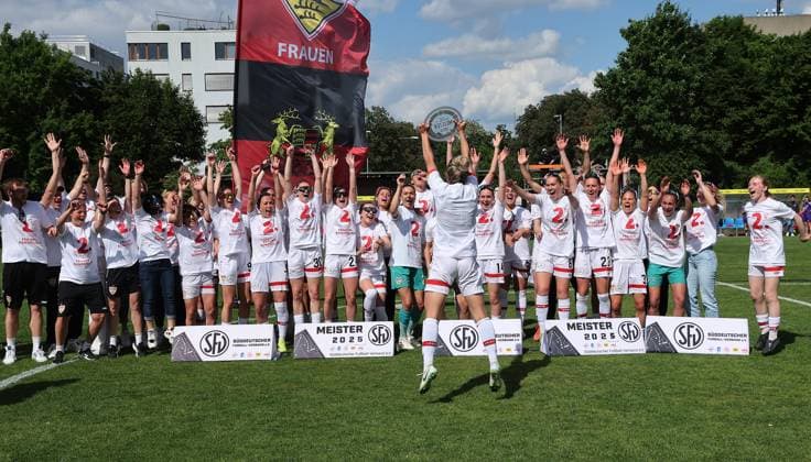 Stuttgart , Football Regionalliga Süd , VfB Stuttgart Women vs TSV Schwaben Augsburg , Jana Beuschlein VfB with championship trophy