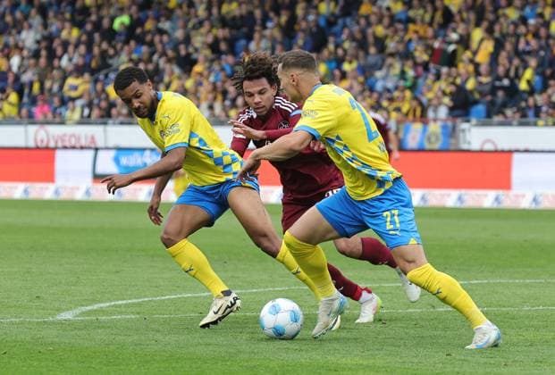 18 05 2025 Soccer Season 2024 2025 2 Soccer Bundesliga 34 Matchday Eintracht Braunschweig BTSV EBS 1 FC Nürnberg FCN Club Sportfoto Zink DaMa xdaxmax DFL regulations prohibit any use of photographs as image sequences and or quasi video only for editorial use Leon Bell Bell 19, Eintracht Braunschweig BTSV EBS Janis Antiste 28, 1 FC Nürnberg FCN Sven Köhler Köhler 27, Eintracht Braunschweig BTSV EBS