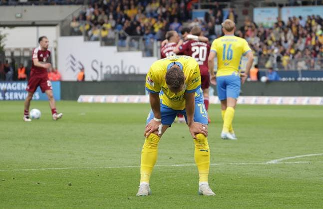 After the 0 4 the Braunschweiger let the heads hang, in front Sven Koehler Eintracht Braunschweig Football, Men, Season 2024 2025 2 BL, Eintracht Stadion, Eintracht Braunschweig vs 1 FC Nuernberg DFL REGULATIONS PROHIBIT ANY USE OF PHOTOGRAPHS AS IMAGE SEQUENCES AND OR QUASI VIDEO