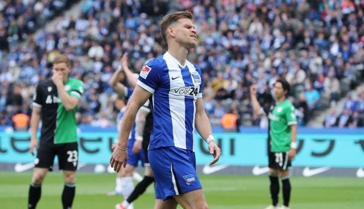 Florian Niederlechner disappointed after missed goal chance Disappointment Sport Football Soccer DFL 2 Bundesliga Men 34 Matchday Season 2024 2025 18 05 2025 Hertha BSC Berlin vs Hannover 96 DFL regulations prohibit any use of photographs as image sequences and or quasi video