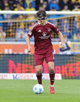 18 05 2025 Soccer Season 2024 2025 2 Soccer Bundesliga 34 Matchday Eintracht Braunschweig BTSV EBS 1 FC Nürnberg FCN Club Sportfoto Zink DaMa xdaxmax DFL regulations prohibit any use of photographs as image sequences and or quasi video only for editorial use Fabio Gruber 4, 1 FC Nürnberg FCN Freisteller Einzelbild