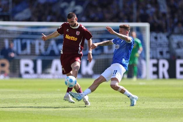 18 05 2025, xdcx, Soccer 2 Bundesliga, SV Darmstadt 98 SSV Jahn Regensburg, emonline, emspor, despor, v l , Rasim Bulic SSV Jahn Regensburg , Tobias Kempe SV Darmstadt 98 DFL DFB REGULATIONS PROHIBIT ANY USE OF PHOTOGRAPHS AS IMAGE SEQUENCES AND OR QUASI VIDEO Copyright: HMBxMedia Claus