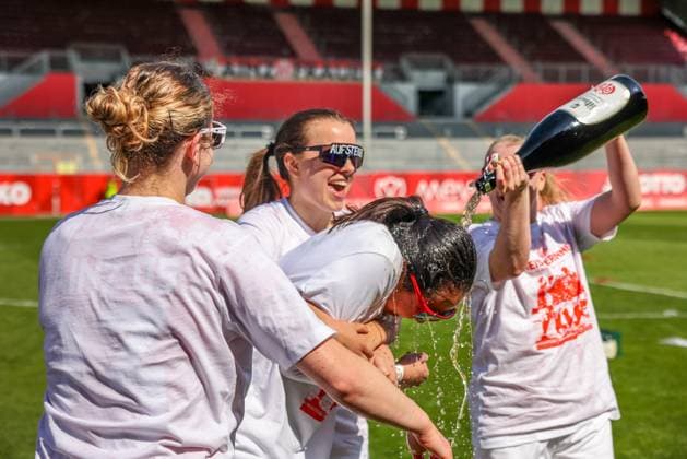 GER, Mainz, FSV Mainz 05 vs 1 FC Saarbrücken, Regionalliga, Fußball, DFB, Spielzeit 2024 2025, Bruchwegstadion, 21 Spieltag, im Bild Die Frauen von FSV Mainz 05 feiern die Meisterschaft der Regionalliga DFB DFL REGULATIONS PROHIBIT ANY USE OF PHOTOGRAPHS AS IMAGE SEQUENCES AND OR QUASI VIDEO, 17 05 2025, Copyright: HMBxMedia HendrikxHamelau