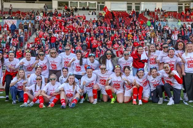 GER, Mainz, FSV Mainz 05 vs 1 FC Saarbrücken, Regionalliga, Fußball, DFB, Spielzeit 2024 2025, Bruchwegstadion, 21 Spieltag, im Bild Die Frauen von FSV Mainz 05 feiern die Meisterschaft der Regionalliga DFB DFL REGULATIONS PROHIBIT ANY USE OF PHOTOGRAPHS AS IMAGE SEQUENCES AND OR QUASI VIDEO, 17 05 2025, Copyright: HMBxMedia HendrikxHamelau