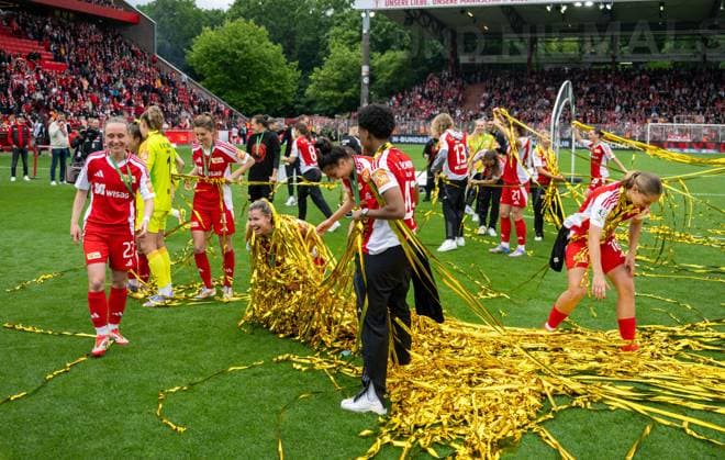 Soccer, Women, Season 2024 2025, 2 Womens Bundesliga 26 Matchday , 1 FC Union Berlin FSV Gütersloh, subsequent honoring of the Union women as champions of the 2 Bundesliga, in the picture from l Pia Metzker 1 FC Union , goalkeeper Cara Bösl 1 FC Union , Marie Becker 1 FC Union , Nele Bauereisen 1 FC Union , Sarah Abu Sabbah 1 FC Union , Naika Reissner 1 FC Union , Charleen Niesler 1 FC Union with tinsel, 18 05 2025, Copyright: xMatthiasxKochx