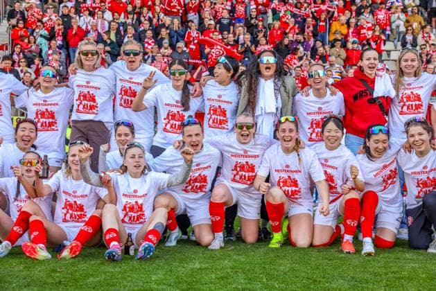 GER, Mainz, FSV Mainz 05 vs 1 FC Saarbrücken, Regionalliga, Fußball, DFB, Spielzeit 2024 2025, Bruchwegstadion, 21 Spieltag, im Bild Die Frauen von FSV Mainz 05 feiern die Meisterschaft der Regionalliga DFB DFL REGULATIONS PROHIBIT ANY USE OF PHOTOGRAPHS AS IMAGE SEQUENCES AND OR QUASI VIDEO, 17 05 2025, Copyright: HMBxMedia HendrikxHamelau