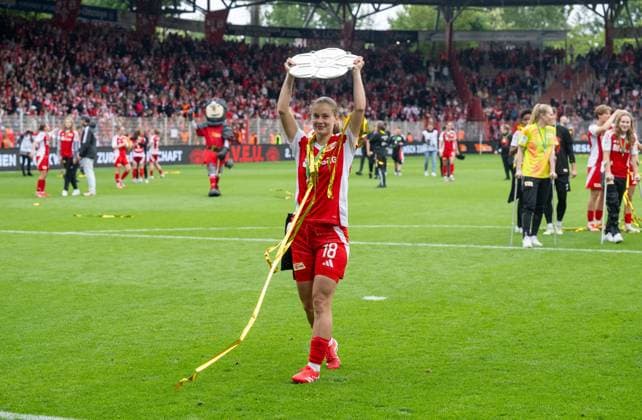 Soccer, Women, Season 2024 2025, 2 Womens Bundesliga 26 Matchday , 1 FC Union Berlin FSV Gütersloh, subsequent award ceremony of the Union women as champions of the 2 Bundesliga, in the picture Charleen Niesler 1 FC Union with championship trophy, 18 05 2025, Copyright: xMatthiasxKochx