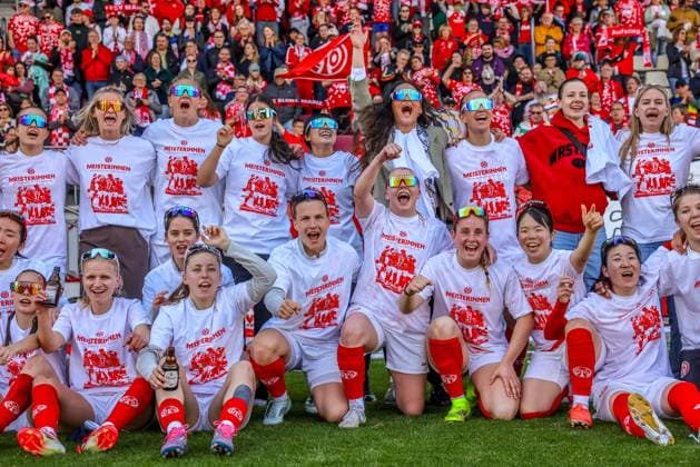 GER, Mainz, FSV Mainz 05 vs 1 FC Saarbrücken, Regionalliga, Fußball, DFB, Spielzeit 2024 2025, Bruchwegstadion, 21 Spieltag, im Bild Die Frauen von FSV Mainz 05 feiern die Meisterschaft der Regionalliga DFB DFL REGULATIONS PROHIBIT ANY USE OF PHOTOGRAPHS AS IMAGE SEQUENCES AND OR QUASI VIDEO, 17 05 2025, Copyright: HMBxMedia HendrikxHamelau