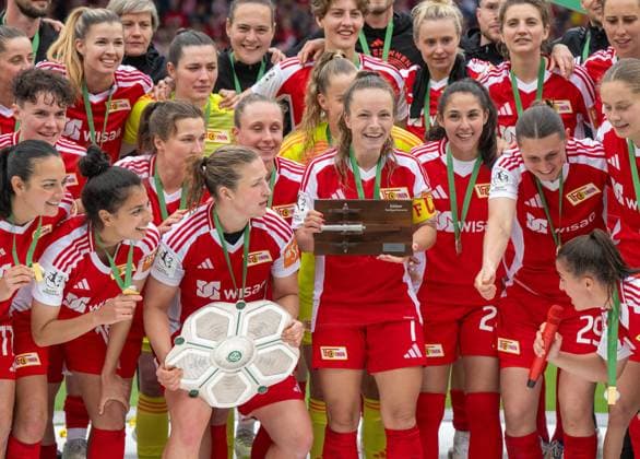 Soccer, Women, Season 2024 2025, 2 Womens Bundesliga 26 Matchday , 1 FC Union Berlin FSV Gütersloh, subsequent honoring of the Union women as champions of the 2 Bundesliga, in the picture Dina Orschmann 1 FC Union with the championship trophy, Lisa Heiseler 1 FC Union with the goal scorers crown, 18 05 2025, Copyright: xMatthiasxKochx