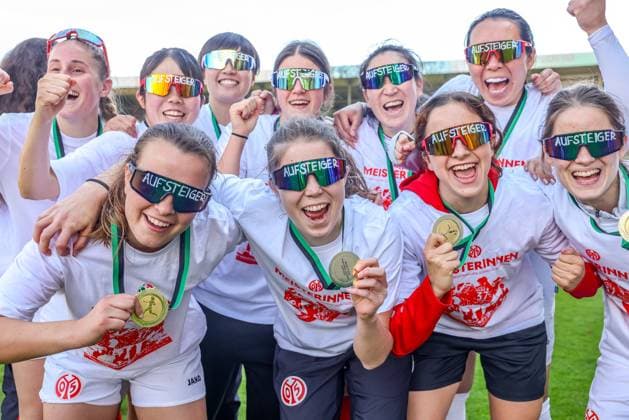 GER, Mainz, FSV Mainz 05 vs 1 FC Saarbrücken, Regionalliga, Fußball, DFB, Spielzeit 2024 2025, Bruchwegstadion, 21 Spieltag, im Bild Die Frauen von FSV Mainz 05 feiern die Meisterschaft der Regionalliga DFB DFL REGULATIONS PROHIBIT ANY USE OF PHOTOGRAPHS AS IMAGE SEQUENCES AND OR QUASI VIDEO, 17 05 2025, Copyright: HMBxMedia HendrikxHamelau