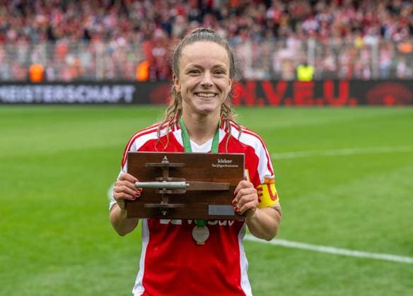 Soccer, Women, Season 2024 2025, 2 Womens Bundesliga 26 Matchday , 1 FC Union Berlin FSV Gütersloh, subsequent award ceremony for the Union women as champions of the 2 Bundesliga, in the picture Lisa Heiseler 1 FC Union with the goal scorers crown awarded by Kicker for the best scorer in the 2 Bundesliga, 18 05 2025, Copyright: xMatthiasxKochx