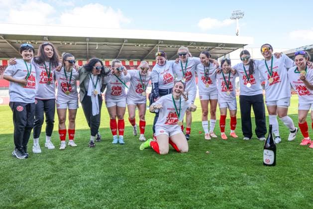 GER, Mainz, FSV Mainz 05 vs 1 FC Saarbrücken, Regionalliga, Fußball, DFB, Spielzeit 2024 2025, Bruchwegstadion, 21 Spieltag, im Bild Die Frauen von FSV Mainz 05 feiern die Meisterschaft der Regionalliga DFB DFL REGULATIONS PROHIBIT ANY USE OF PHOTOGRAPHS AS IMAGE SEQUENCES AND OR QUASI VIDEO, 17 05 2025, Copyright: HMBxMedia HendrikxHamelau
