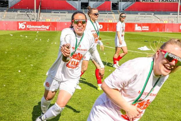 GER, Mainz, FSV Mainz 05 vs 1 FC Saarbrücken, Regionalliga, Fußball, DFB, Spielzeit 2024 2025, Bruchwegstadion, 21 Spieltag, im Bild Die Frauen von FSV Mainz 05 feiern die Meisterschaft der Regionalliga DFB DFL REGULATIONS PROHIBIT ANY USE OF PHOTOGRAPHS AS IMAGE SEQUENCES AND OR QUASI VIDEO, 17 05 2025, Copyright: HMBxMedia HendrikxHamelau