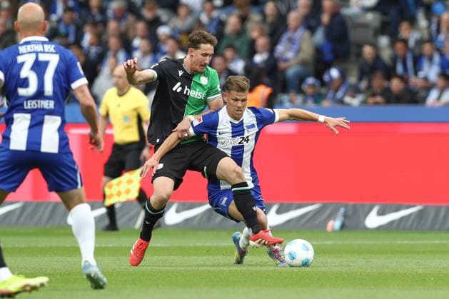 18 05 2025, xtgx, Soccer 2 Bundesliga, Hertha BSC Berlin Hannover 96 emspor, v l Phil Neumann Hannover, 5 , Florian Niederlechner Hertha, 7 duel, fight, tackle DFL DFB REGULATIONS PROHIBIT ANY USE OF PHOTOGRAPHS as IMAGE SEQUENCES and or QUASI VIDEO Berlin