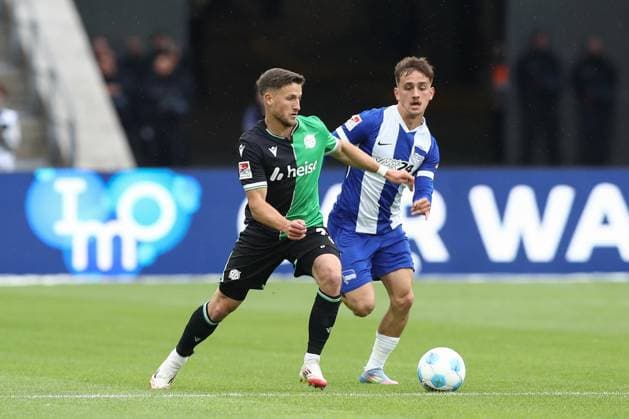 18 05 2025, xtgx, Soccer 2 Bundesliga, Hertha BSC Berlin Hannover 96 emspor, v l Enzo Leopold Hannover, 8 , Michal Karbownik Hertha, 33 duel, fight, tackle DFL DFB REGULATIONS PROHIBIT ANY USE OF PHOTOGRAPHS as IMAGE SEQUENCES and or QUASI VIDEO Berlin
