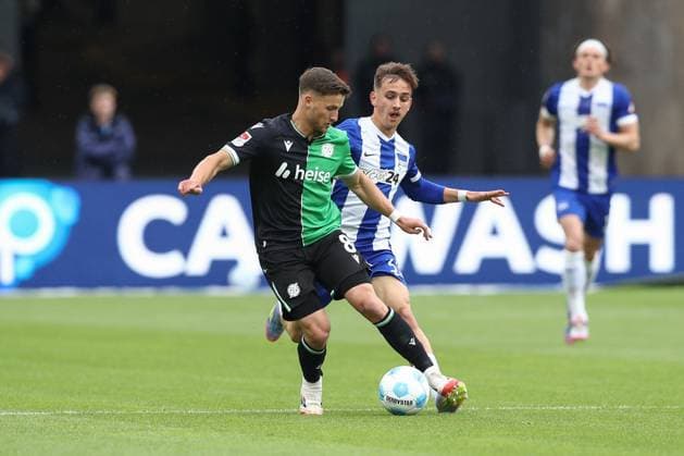 18 05 2025, xtgx, Soccer 2 Bundesliga, Hertha BSC Berlin Hannover 96 emspor, v l Enzo Leopold Hannover, 8 , Michal Karbownik Hertha, 33 duel, fight, tackle DFL DFB REGULATIONS PROHIBIT ANY USE OF PHOTOGRAPHS as IMAGE SEQUENCES and or QUASI VIDEO Berlin
