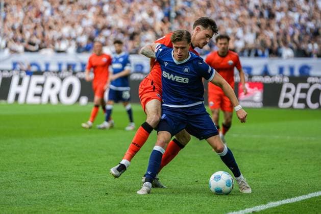 2 Soccer Bundesliga, Karlsruher SC SC Paderborn 07, 18 05 2025 Duel between Calvin Brackelmann SC Paderborn 4 and Dzenis Burnic Karlsruher SC 7 2 Soccer Bundesliga, Karlsruher SC SC Paderborn 07 BBBank Wildpark Karlsruhe, 18 05 2025 DFB DFL REGULATIONS PROHIBIT ANY USE OF PHOTOGRAPHS AS IMAGE SEQUENCES AND OR QUASI VIDEO Copyright: xBEAUTIFULxSPORTS Boscox