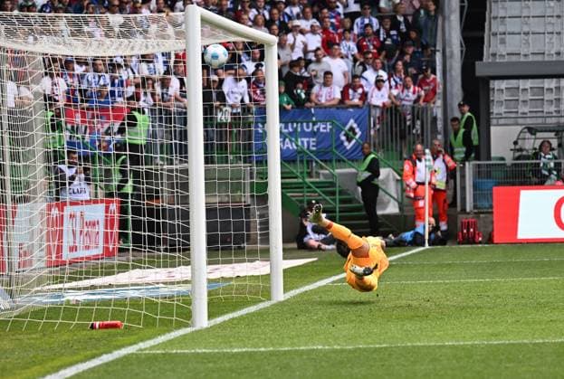 18 05 2025, xjhx, Fußball 2 Bundesliga, Spvgg Greuther Fuerth Hamburger SV v l Jean Luc Dompe Hamburger SV , Nahuel Noll Spvgg Greuther Fuerth Goal scored, erzielt das Tor zum 1 1 DFL DFB REGULATIONS PROHIBIT ANY USE OF PHOTOGRAPHS as IMAGE SEQUENCES and or QUASI VIDEO Fuerth