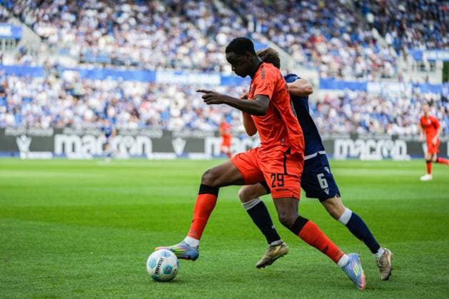 2 Soccer Bundesliga, Karlsruher SC SC Paderborn 07, 18 05 2025 Duel between Ilyas Ansah SC Paderborn 29 and Jensen Leon Karlsruher SC 6 2 Soccer Bundesliga, Karlsruher SC SC Paderborn 07 BBBank Wildpark Karlsruhe, 18 05 2025 DFB DFL REGULATIONS PROHIBIT ANY USE OF PHOTOGRAPHS AS IMAGE SEQUENCES AND OR QUASI VIDEO Copyright: xBEAUTIFULxSPORTS Boscox