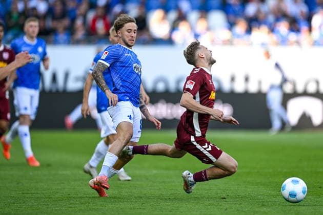 Luca Marseiler SV Darmstadt 98, 08 in duel with Tim Handwerker SSV Jahn Regensburg, 02 , GER, SV Darmstadt 98 vs SSV Jahn Regensburg, 2 Bundesliga, Soccer, Matchday 34, Season 2024 2025, 18 05 2025 DFL REGULATIONS PROHIBIT ANY USE OF PHOTOGRAPHS as IMAGE SEQUENCES and or QUASI VIDEO GER, SV Darmstadt 98 vs SSV Jahn Regensburg, 2 Bundesliga, Football, Matchday 34, Season 2024 2025, 18 05 2025 Darmstadt Copyright: xEibner-Pressefoto FlorianxWiegandx EP_FWD
