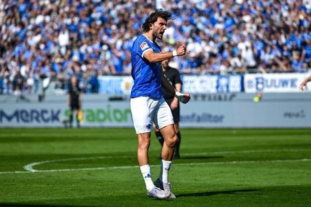 Fraser Hornby SV Darmstadt 98, 09 celebrates the goal to 1 1, GER, SV Darmstadt 98 vs SSV Jahn Regensburg, 2 Bundesliga, Football, Matchday 34, Season 2024 2025, 18 05 2025 DFL REGULATIONS PROHIBIT ANY USE OF PHOTOGRAPHS as IMAGE SEQUENCES and or QUASI VIDEO GER, SV Darmstadt 98 vs SSV Jahn Regensburg, 2 Bundesliga, Football, Matchday 34, Season 2024 2025, 18 05 2025 Darmstadt Copyright: xEibner-Pressefoto FlorianxWiegandx EP_FWD