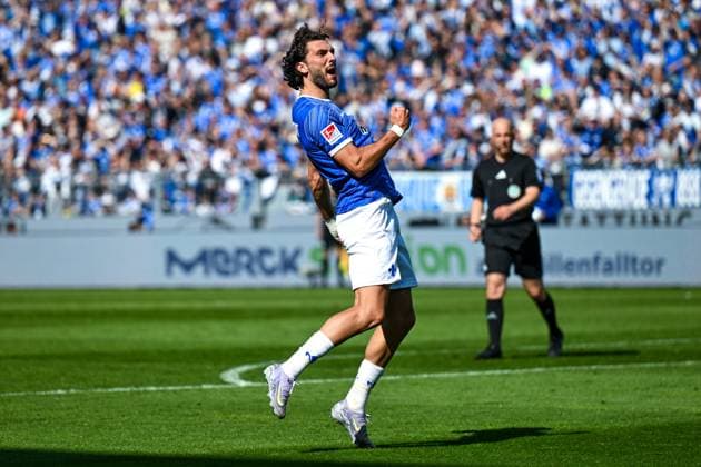 Fraser Hornby SV Darmstadt 98, 09 celebrates the goal to 1 1, GER, SV Darmstadt 98 vs SSV Jahn Regensburg, 2 Bundesliga, Football, Matchday 34, Season 2024 2025, 18 05 2025 DFL REGULATIONS PROHIBIT ANY USE OF PHOTOGRAPHS as IMAGE SEQUENCES and or QUASI VIDEO GER, SV Darmstadt 98 vs SSV Jahn Regensburg, 2 Bundesliga, Football, Matchday 34, Season 2024 2025, 18 05 2025 Darmstadt Copyright: xEibner-Pressefoto FlorianxWiegandx EP_FWD