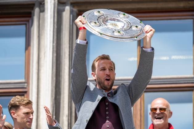Harry Kane 9 FC Bayern Muenchen with the Meisterschale, Meisterfeier, Rathausbalkon, FC Bayern Muenchen und FC Bayern Frauen, Fussball, 18 05 2025 DFB regulations prohibit any use of photographs as image sequences and or quasi video Muenchen Bayern Deutschland Copyright: xkolbert-press UlrichxGamelx